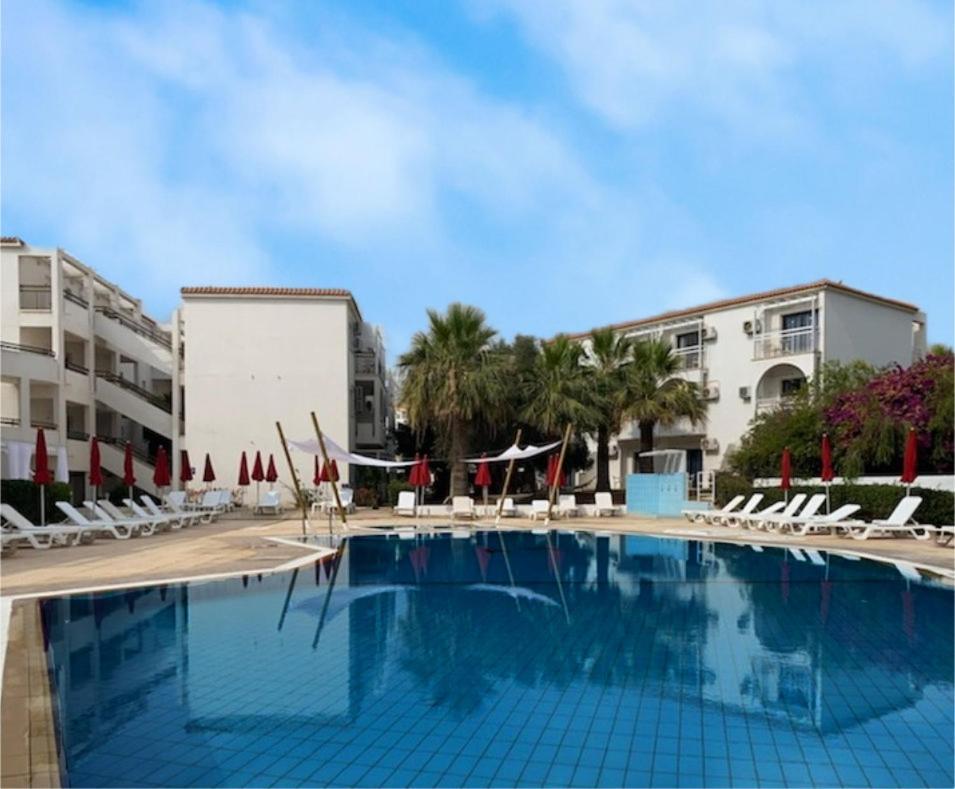 Amore Hotel Apts Paralimni Exterior photo